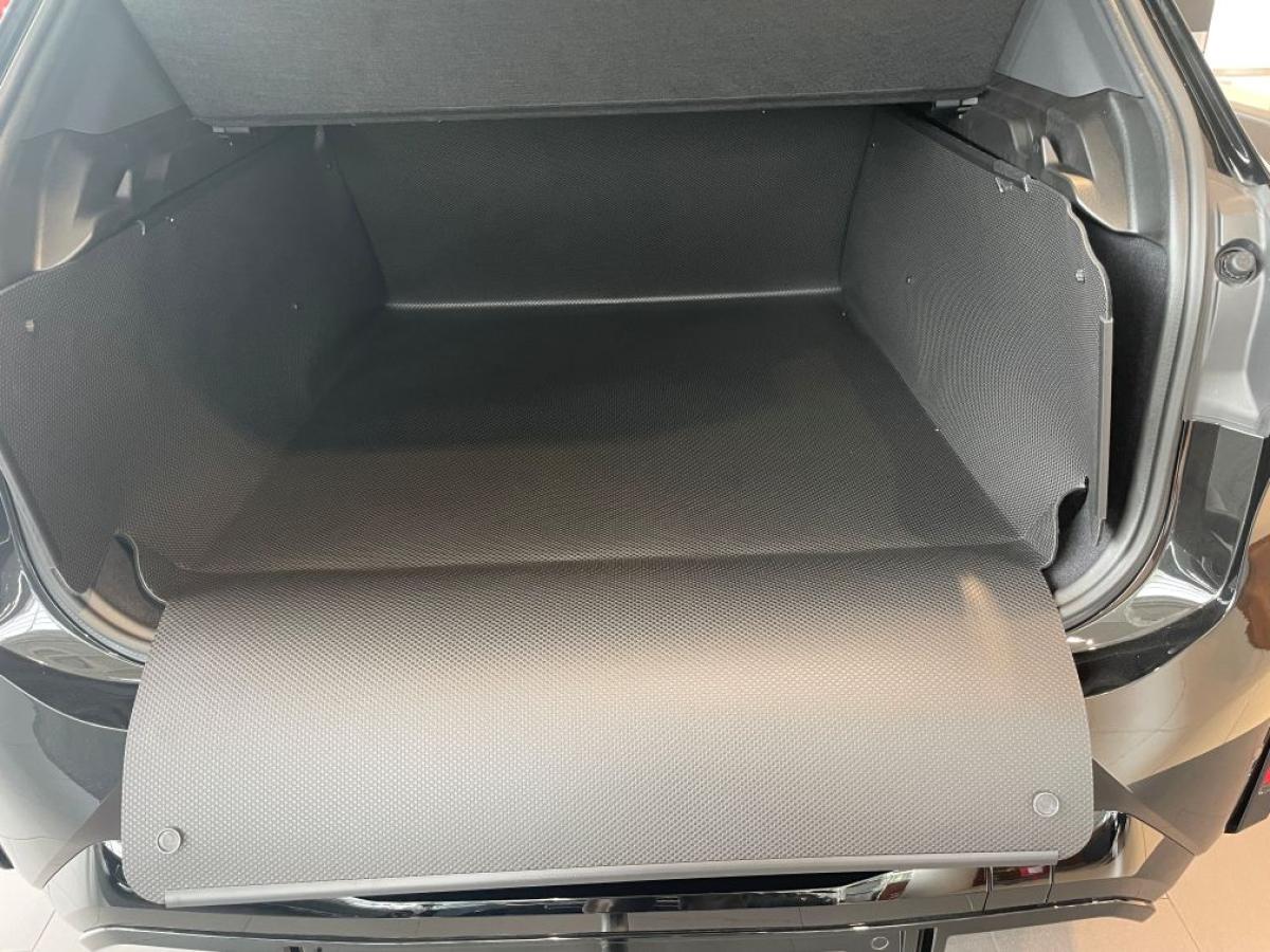 Alle Seitenwände und die Rückenlehne Ihres BMW iX3 NK werden durch unseren Kofferraumschutz vor Verschmutzung und Beschädigung zuverlässig geschützt. Er ist hervorragend geeignet für den Transport Ihres auch triefenden Hundes.